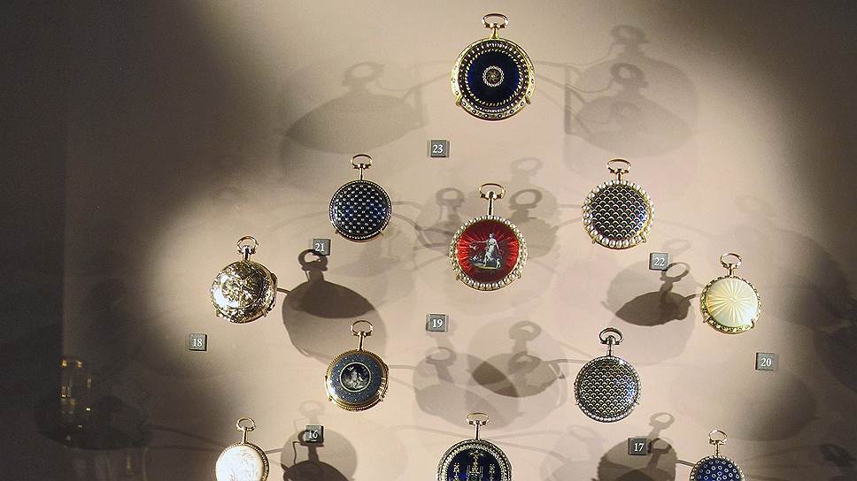 Королевские часы и меда- льоны на выставке «От Людови- ка XIV до Людовика XVI» в новых залах Лувра