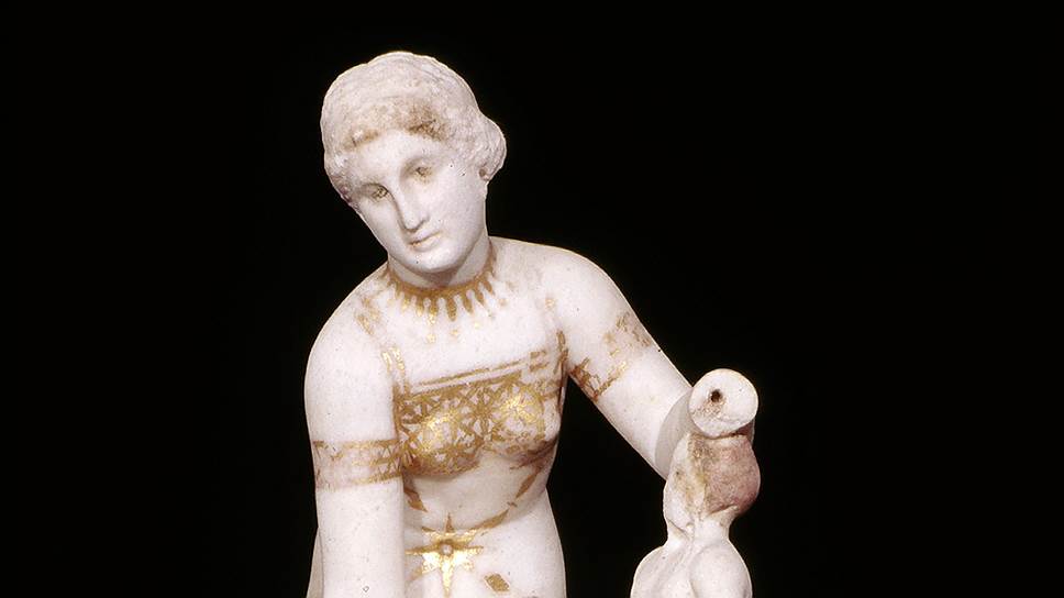 Венера, застегивающая ремешок сандалий, мрамор, I век до н. э. — I век н. э. 
