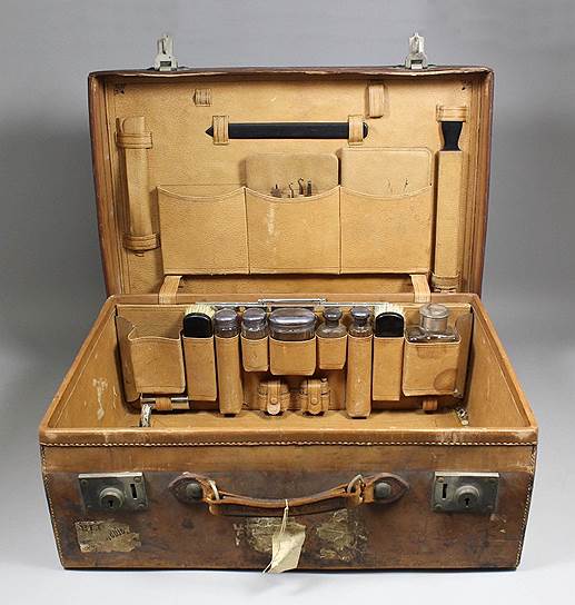 Походный чемодан с сосудами и заварочным чайником, принадлежавшими Эдуарду VII, начало XX века 
