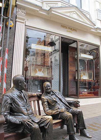 Памятник Уинстону Черчиллю и Франклину Делано Рузвельту &quot;Союзники&quot; напротив лондонского бутика Patek Philippe на Бонд-стрит 
