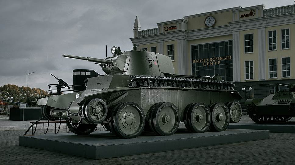 Легкий колесно-гусеничный танк БТ-7 образца 1937 года — один из лучших советских танков 1930-х. Наряду с танком Т-26 являлся основой бронетанкового парка Красной армии. Серийно производился в 1935-1939 годах на паровозостроительном заводе имени Коминтерна (г. Харьков), всего было выпущено 4613 боевых машин. Яркая особенность конструкции — возможность перемещаться как на гусеницах, так и на катках с огромной по меркам 1930-х годов скоростью — до 72 км/ч.