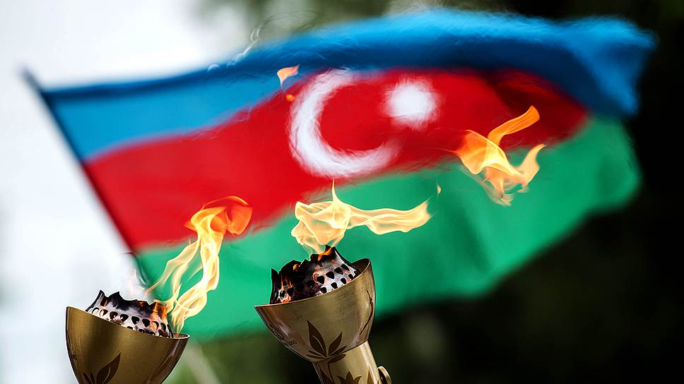 Факел Игр выполнен в технике азербайджанской чеканки 
