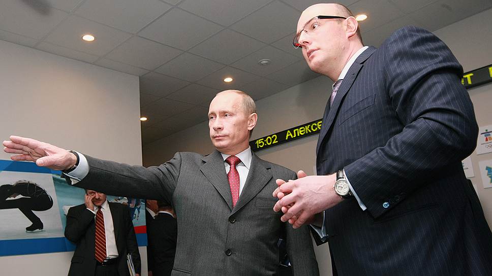 Президент РФ Владимир Путин поручил ВГТРК передать &quot;Газпром-медиа&quot; (его глава Дмитрий Чернышенко — справа) частоту телеканала &quot;Россия 2&quot;