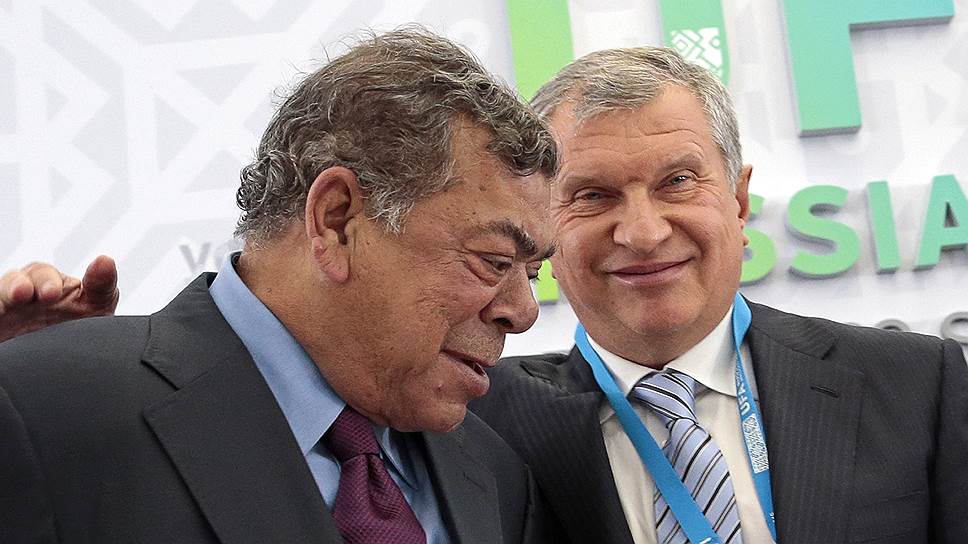 Президент НК &quot;Роснефть&quot; Игорь Сечин (справа) и председатель совета директоров Essar Global Шаши Руйя заключили контракт на поставку в Индию в течение десяти лет в общей сложности 100 млн тонн российской нефти