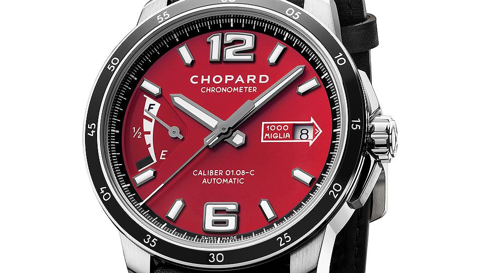 Новые часы Mille Miglia 2015 Race Edition имеют мануфактурный механизм Chopard 01.08-C с автоматическим заводом и 60-часовым запасом хода. Это сертифицированный хронометр COSC. Ярко-красный циферблат Rossa Corsa, сверхкрупные цифры и часовые метки напоминают приборную панель типичного автомобиля 1950-х годов. Окошко даты находится на 3 часах, на 9 часах — индикатор запаса хода, прорисованный в виде датчика уровня топлива автомобилей, принимавших участие в исторических гонках Mille Miglia. Корпус диаметром 43 мм выполнен из стали или розового золота
с черными алюминиевыми вставками. Кожаный ремешок с черной прострочкой напоминает оплетку руля. Модель Mille Miglia 2015 Race Edition выпущена лимитированной серией: 1 тыс. экземпляров в стальном корпусе и 1 тыс. — в корпусе из розового золота.