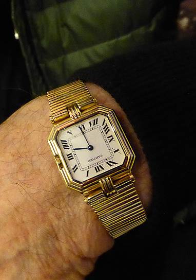Cartier Ceinture 1983 года выпуска. Часы имеют кварцевый механизм Mouvement Cartier 81 (Calibre 8) работы марки Ebel, поставленный в корпус из трех видов золота 
