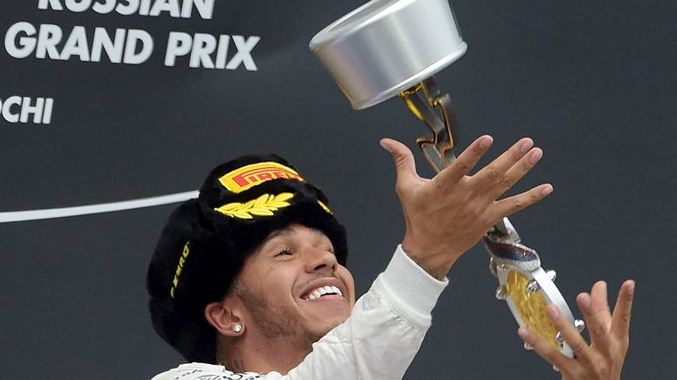 30-летний британский гонщик Льюис Хэмилтон из &quot;конюшни&quot; Mercedes AMG Petronas второй раз выигрывает Кубок в Сочи 

