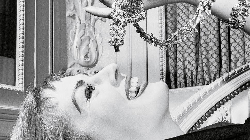 Шведская актриса Анита Экберг с каскадным ожерельем из бриллиантов в бутике Cartier на Рю де ла Пэ, 1956 год 

