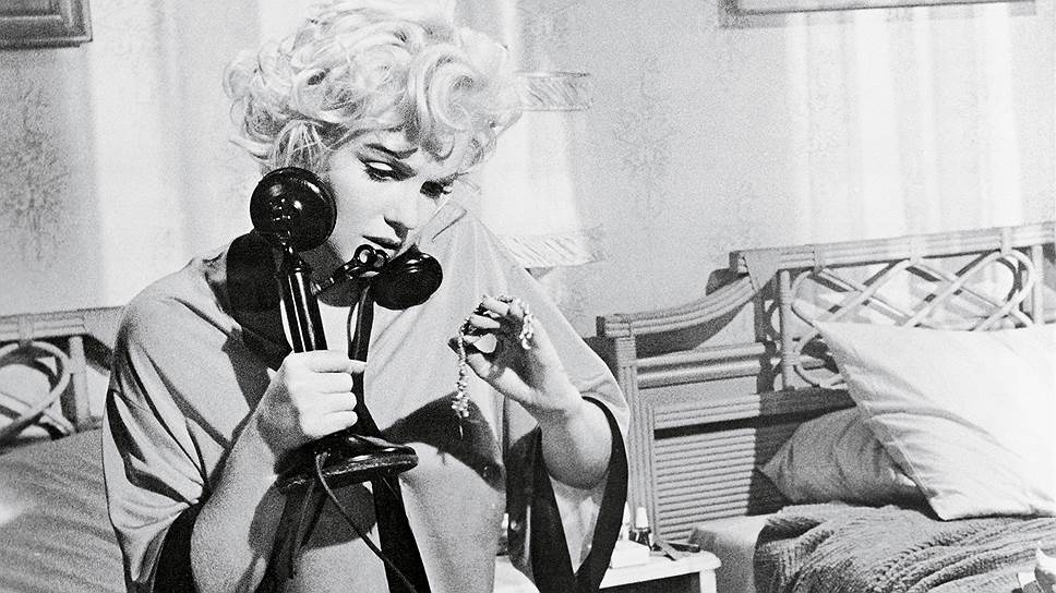 Героиня Мэрилин Монро из фильма &quot;В джазе только девушки&quot; по сценарию получает в подарок от поклонника бриллиантовый браслет Cartier, 1959 год 
