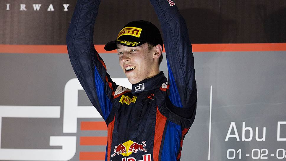 Будущий пилот &quot;Формулы-1&quot; россиянин Даниил Квят празднует свою победу в GP3 в 2013-м году 
