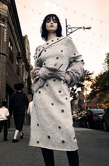 Пальто, накидка с рукавами, пояс и сапоги
Chanel