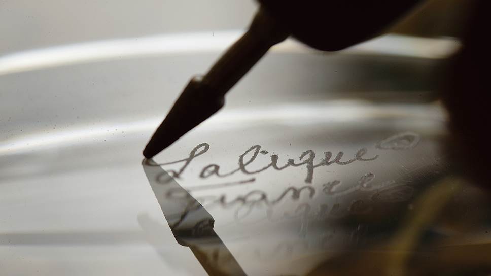 Процесс изготовления ваз Lalique на фабрике в эльзасском Винтен-сюр-Модере. Кропотливая ручная работа требует высокого художественного мастерства. Сегодня здесь трудятся 350 мастеров