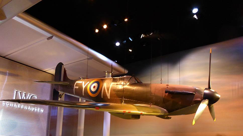 Стенд IWC в Женеве украшал герой &quot;Битвы за Англию&quot; истребитель Spitfire 
