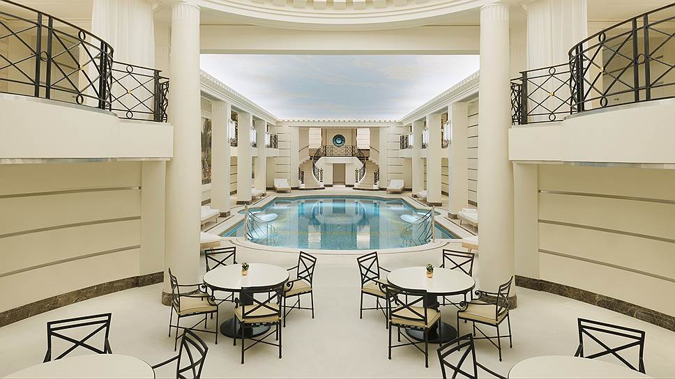 Великолепный бассейн, расположенный в полностью обновленном велнес-клубе Ritz Club Paris, благодаря особому покрытию может трансформироваться в площадку для мероприятий: от банкетов и коктейлей до показов высокой моды