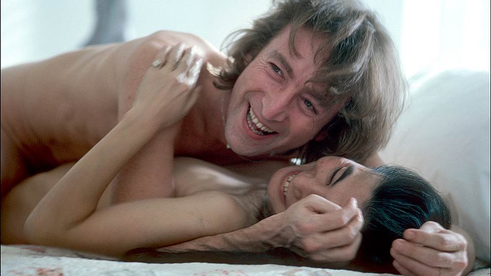 Йоко Оно и Джон Леннон на съемках клипа в поддержку их альбома "Double...