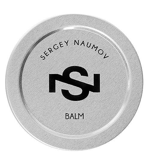 Бальзам Black Lip Balm by Sergey Naumov обладает запатентованной формулой, освежающим эффектом и не блестит на губах 
