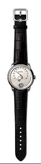 Часы Monsieur de Chanel, первые мужские часы Chanel с собственным механизмом Calibre 1. С функцией прыгающего часа, ретроградной минутной и маленькой секундной стрелкой, запас хода — 3 дня. Корпус и стрелки: белое золото, опалиновый циферблат, ремешок из кожи аллигатора. Предполагается выпустить 300 экземпляров этих часов, все они будут пронумерованы