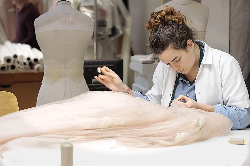 Процесс создания коллекции Christian Dior Haute Couture весна-лето 2017
