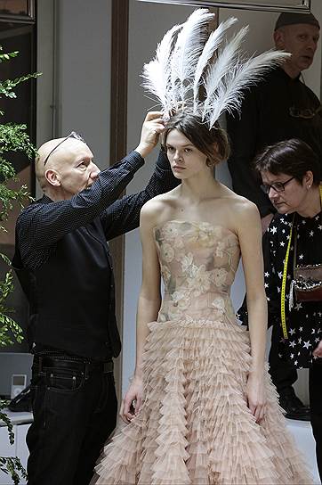 Шляпник Стивен Джонс работает над головными уборами для коллекции Christian Dior Haute Couture весна-лето 2017