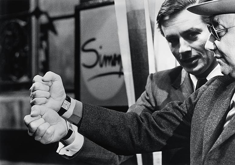 Ален Делон и Жан-Пьер Мельвиль сравнивают свои любимые часы Tank Arrondie на съемочной площадке фильма &quot;Полицейский&quot;, 1972 год 
