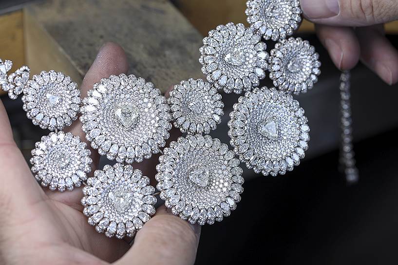 Процесс изготовления колье Silk Road, белое золото, розовые и белые бриллианты
