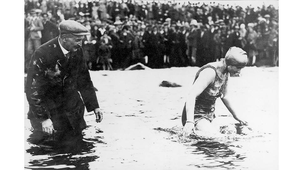 Мерседес Гляйтце готовится совершить заплыв через Ла-Манш, 1927 год 
