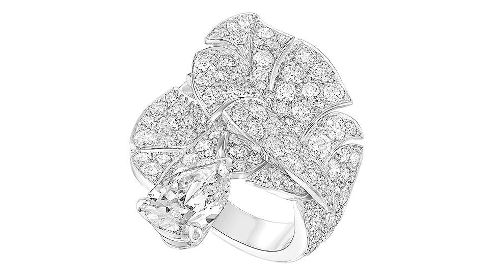 Кольцо Curved Feather, коллекция Plume de Chanel, белое золото, бриллианты, Chanel Fine Jewelry  
