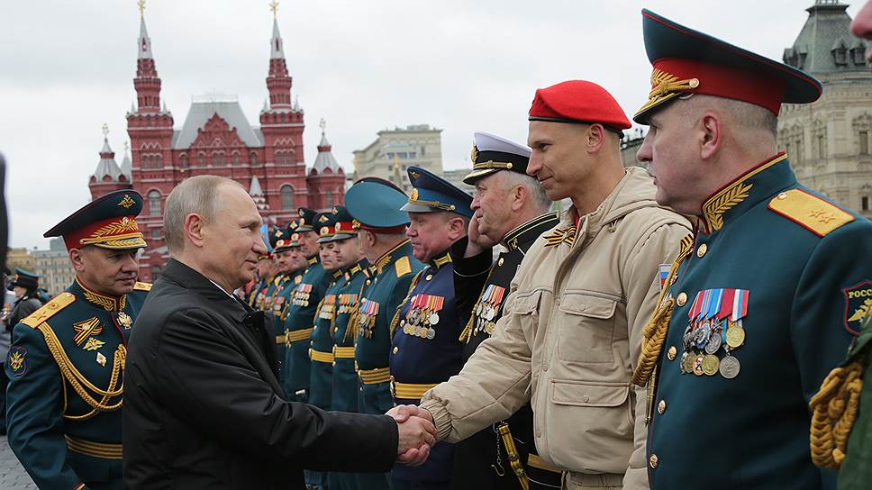 Президент России Владимир Путин приветствует главу &quot;Юнармии&quot; на параде Победы 
