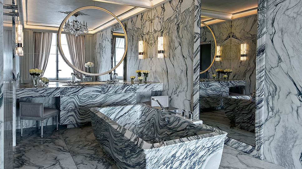 Ванная в люксе Grand Appartement, дизайн Карла Лагерфельда. В отделке — мрамор