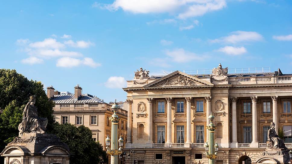 Величественный фасад Hotel de Crillon на площади Согласия в Париже. Здание построено в XVIII веке по заказу Людовика XV 
