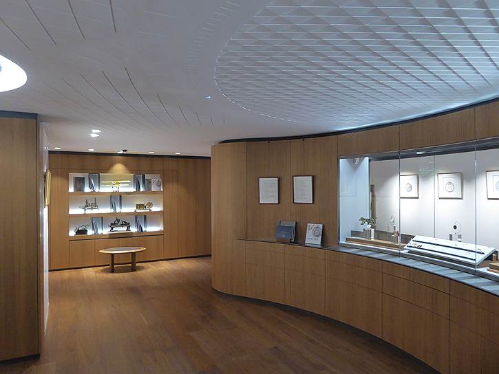 Музей Бреге находится на втором этаже бутика Breguet на Вандомской площади в Париже. Здесь выставлены изображения великого часовщика и его произведения 
