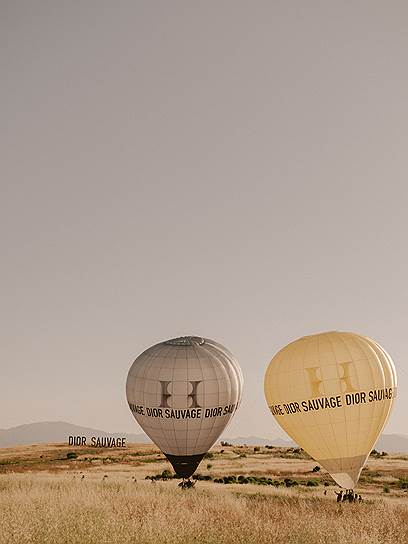 Воздушные шары с надписью Dior Sauvage — важный элемент оформления шоу 
