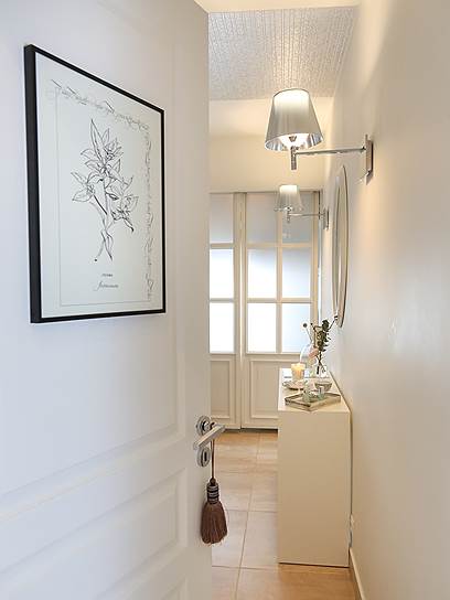 Рисунки Никола Ушнира на дверях комнат для косметических процедур Института Darphin 
