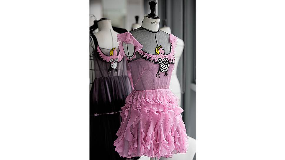 Платья Dior с аппликациями, повторяющими фрагменты картин Ники де Сен-Фалль 
