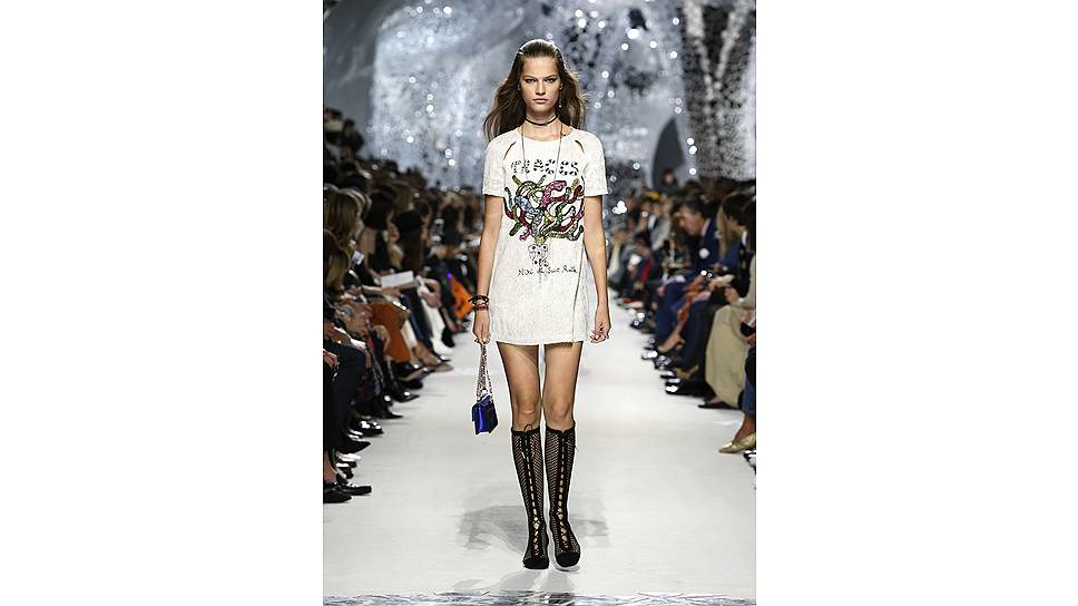 Модели на показе Dior. Слева на платье аппликации, повторяющие элементы мозаики в скульптурном саду Таро авторства Ники де Сен-Фалль 
