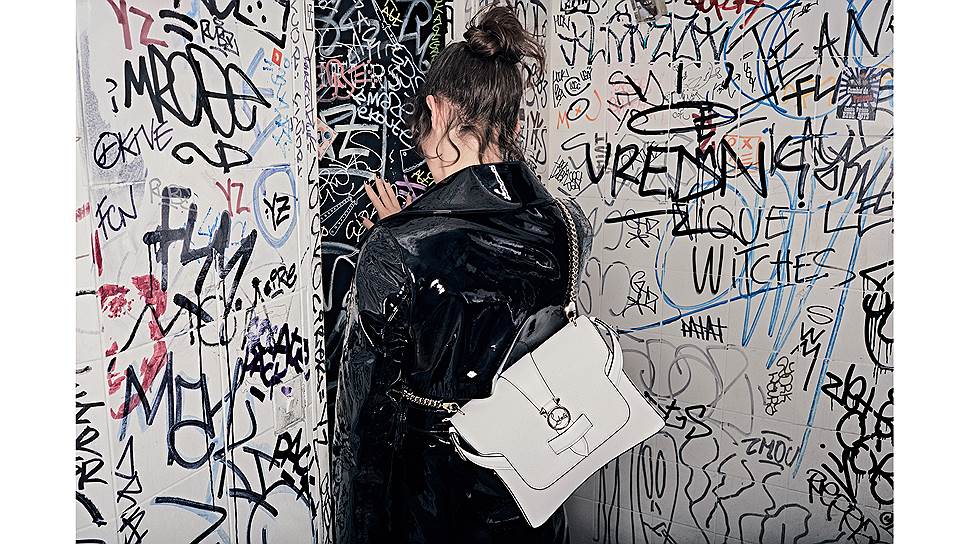Застежка-пирсинг на сумке Rubylou Christian Louboutin призвана напомнить о страсти дизайнера к украшениям и талисманам. Есть четыре модели классических цветов и три — сезонных