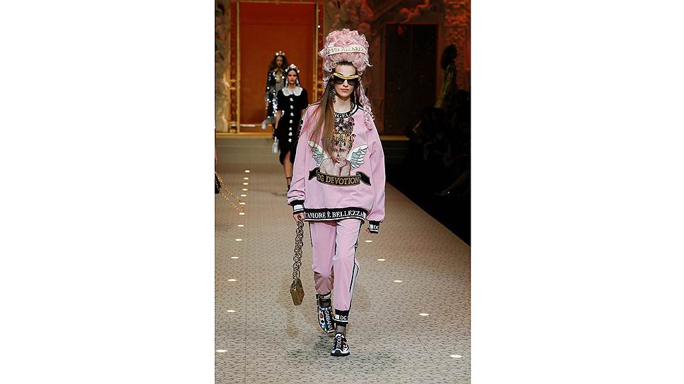 Модели на показе Dolce &amp; Gabbana Fashion Devotion (&quot;Преданность моде&quot;), осень-зима 2018/19 