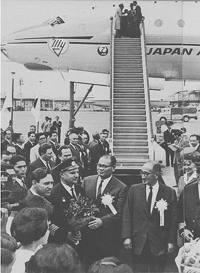 Встреча в аэропорту Токио самолета Аэрофлота Ту-114, 1963г. В центре — командир экипажа, заслуженный пилот СССР Хоритон Цховребов  