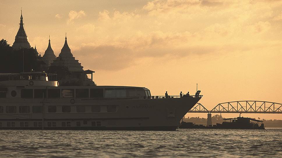 Невысокий лайнер свободно проходит под арками моста рядом с Мандалаем 
