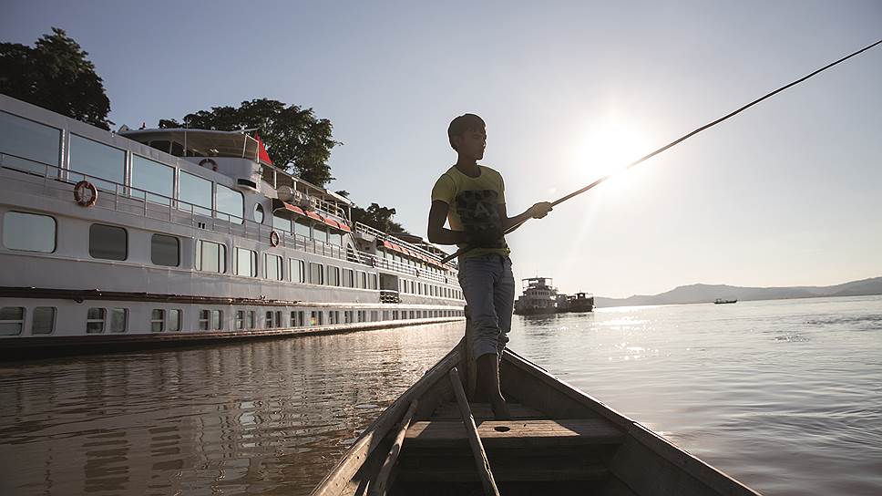 На фоне рыбацких лодок Road To Mandalay выглядит гигантом 
