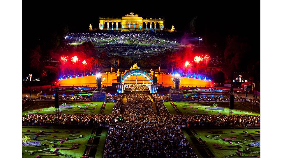 Летний концерт в ночном парке у дворца Шенбрунн со сценой у фонтана Нептуна — еще одна традиция, связанная с Венским филармоническим оркестром и с Rolex