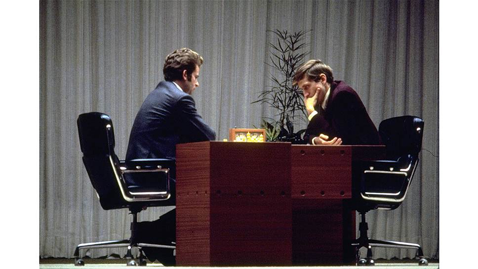 Шахматный матч между Бобби Фишером и Борисом Спасским в Рейкьявике (1972 год). Шахматисты в креслах по дизайну Рэй и Чарльза Имз — Eames Lobby Chairs 
