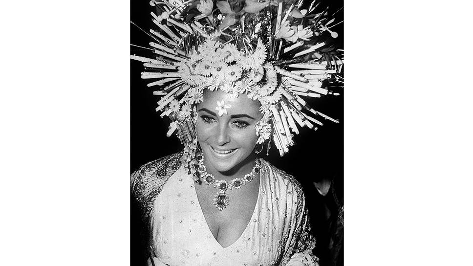 Элизабет Тейлор на Венецианском карнавале, 1967 год. На актрисе колье с изумрудами и бриллиантами с отстегивающейся брошью, 1962 год
