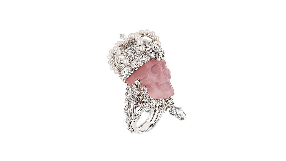 Кольцо Reine de Quartzie, платина, розовый кварц, жемчуг, бриллианты, 2009 год 
