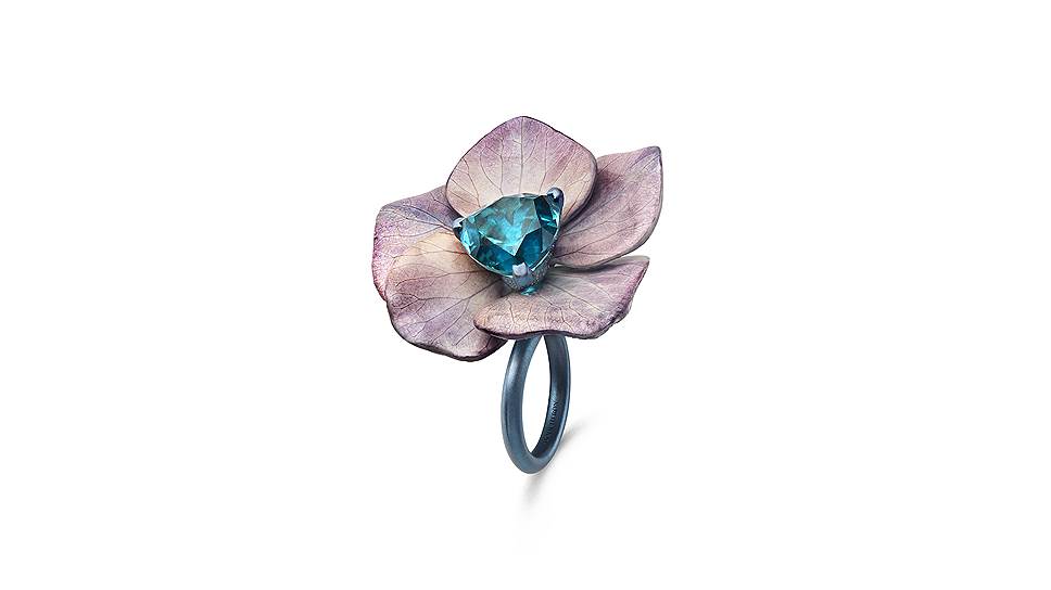 Boucheron, кольцо Hortensia Violet Bleu, лепестки цветов, титан, турмалин (8,7 карата), сапфиры 
