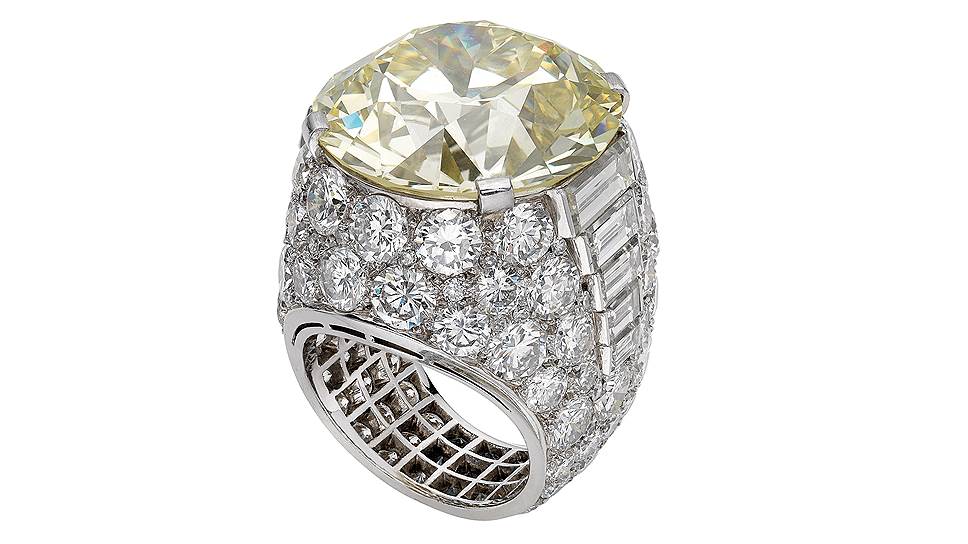 Кольцо Trombino, платина, бриллианты, 1954 год, в прошлом принадлежало Анне Маньяни, сейчас — в коллекции наследия 

