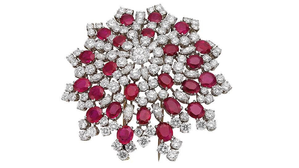 Брошь, платина, рубины, бриллианты, 1955-1957 годы, в прошлом принадлежала Анне Маньяни, сейчас — в частной коллекции Карло Зендрини 
