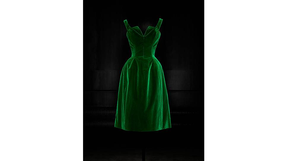 Платье из коллекции haute couture сезона &quot;осень--зима 1954&quot;  
