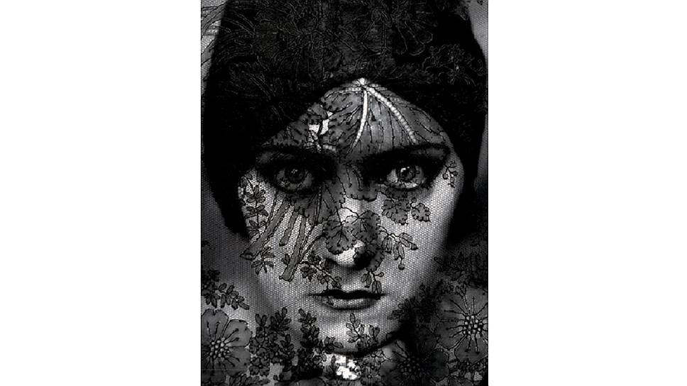 Фотография актрисы Глории Свенсон на выставке &quot;Италия в Голливуде&quot;. Свенсон была одной из любимых клиенток Феррагамо, 1924 год 
