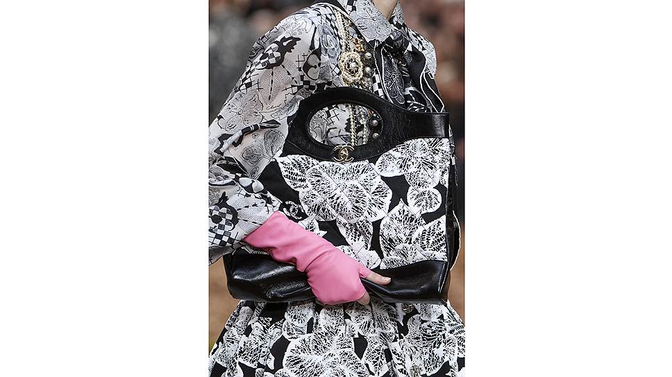 Сумки The Chanel 31 bag на показе Chanel сезона &quot;осень--зима 2018/19&quot; в парижском Гран-Пале 
